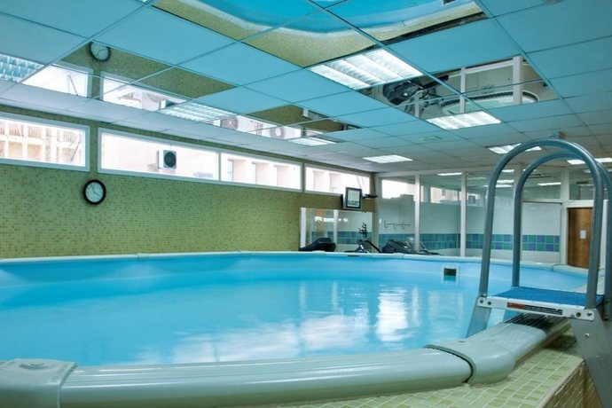 Imagen de la piscina del Hotel Inn and Go Kuwait Plaza. Foto 11