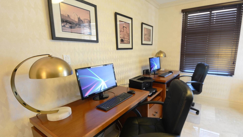 Imagen de los interiores del Hotel Inn at Great Neck. Foto 16