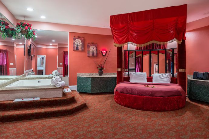 Imagen de la habitación del Hotel Inn of the Dove Romantic Suites with Jetted Tub and Fireplace. Foto 9