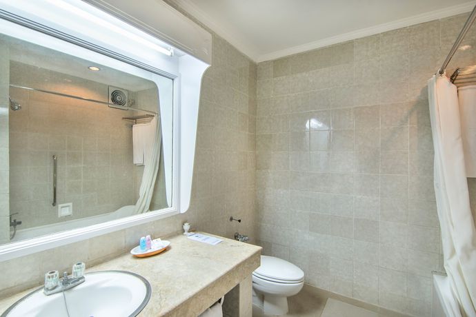 Imagen de la habitación del Hotel Inna Bali Beach Resort. Foto 13