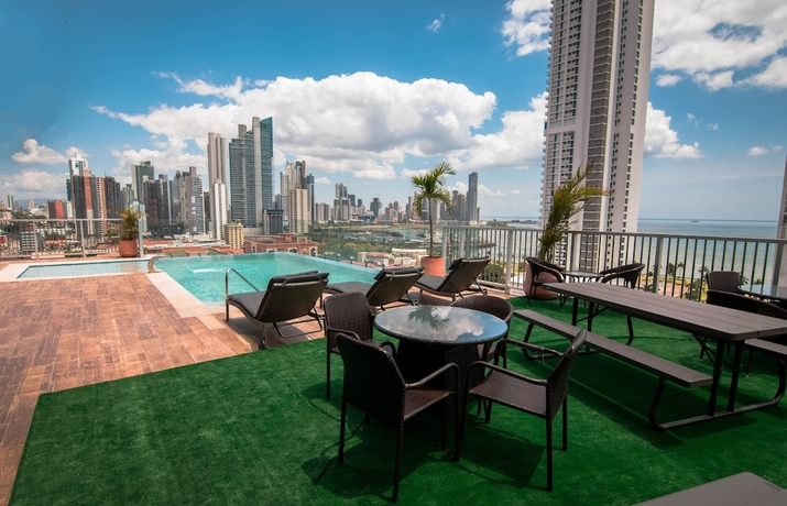 Imagen de la piscina del Hotel Innfiniti and Suites. Foto 16