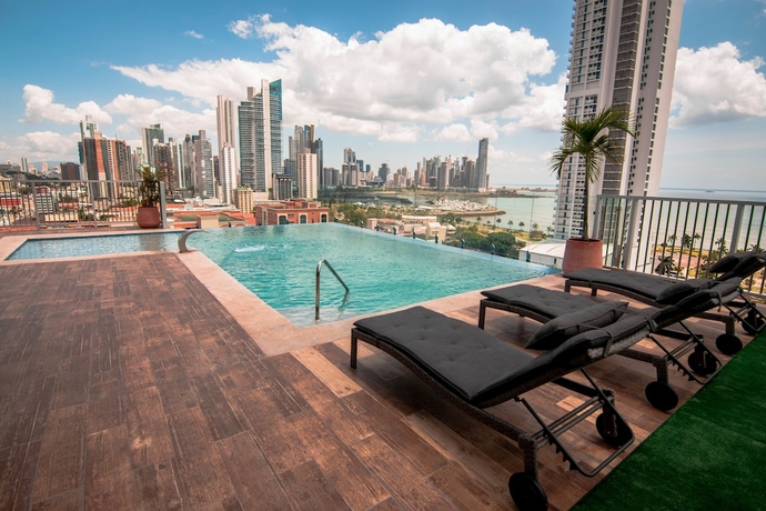 Imagen de la piscina del Hotel Innfiniti and Suites. Foto 19