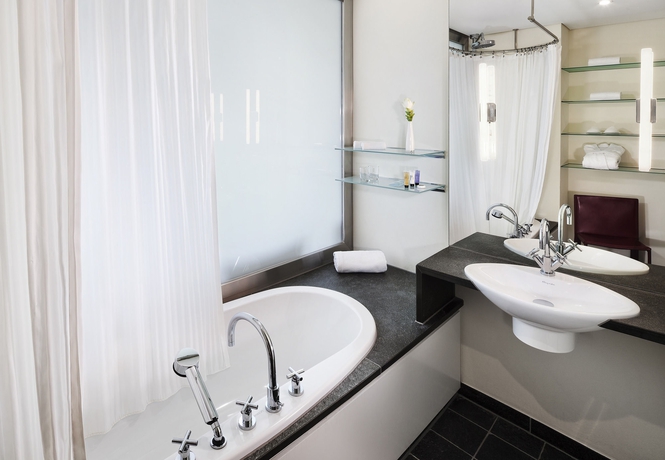 Imagen de la habitación del Hotel Innside Frankfurt Eurotheum. Foto 9