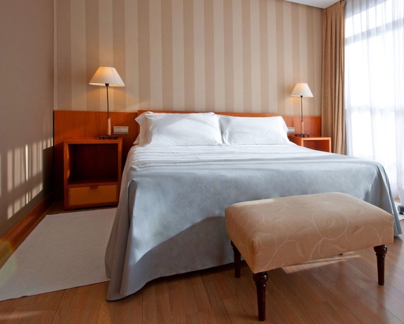 Imagen de la habitación del Hotel Innside San Sebasti&aacute;n Orly. Foto 11