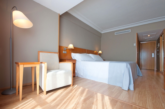 Imagen de la habitación del Hotel Innside San Sebasti&aacute;n Orly. Foto 15