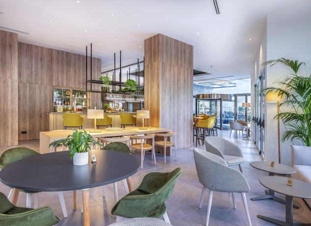 Imagen del bar/restaurante del Hotel Innside Valencia Oceanic. Foto 2