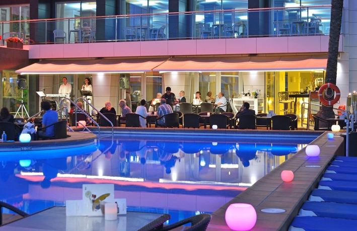 Imagen de la piscina del Hotel Innside by Meliá Costablanca. Foto 17