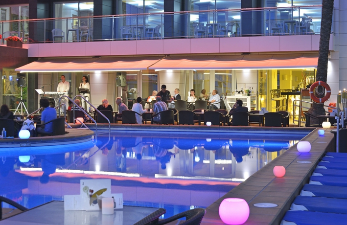 Imagen de la piscina del Hotel Innside by Meliá Costablanca. Foto 18