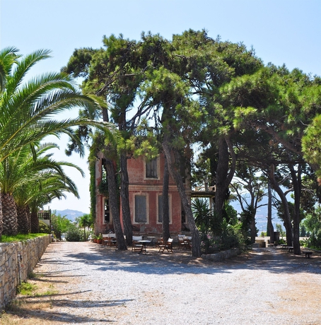 Imagen de los exteriores del Hotel Ino Village. Foto 11