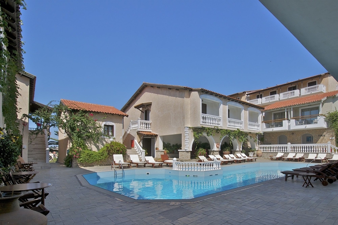 Imagen de la piscina del Hotel Ino Village. Foto 14