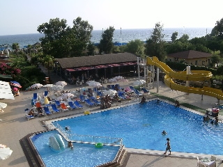 Imagen de la piscina del Hotel Inova Beach. Foto 14