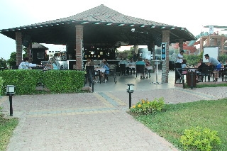 Imagen del bar/restaurante del Hotel Inova Beach. Foto 2