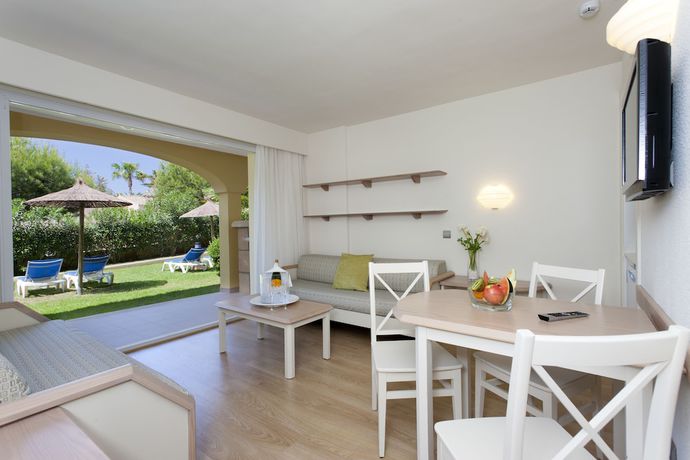 Imagen de la habitación del Hotel Insotel Club Cala Mandia. Foto 14