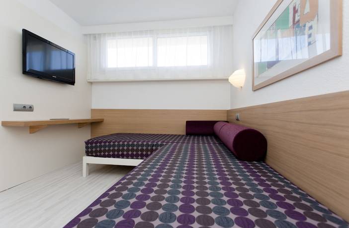 Imagen de la habitación del Hotel Insotel Club Cala Mandia. Foto 17