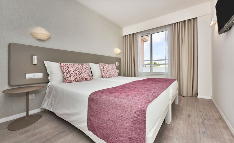 Imagen de la habitación del Hotel Insotel Club Cala Mandia. Foto 24