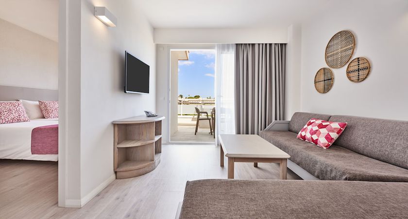 Imagen de la habitación del Hotel Insotel Club Cala Mandia. Foto 25