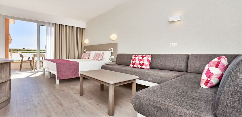 Imagen de la habitación del Hotel Insotel Club Cala Mandia. Foto 26