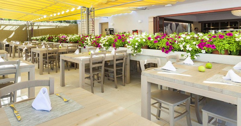 Imagen del bar/restaurante del Hotel Insotel Club Cala Mandia. Foto 7