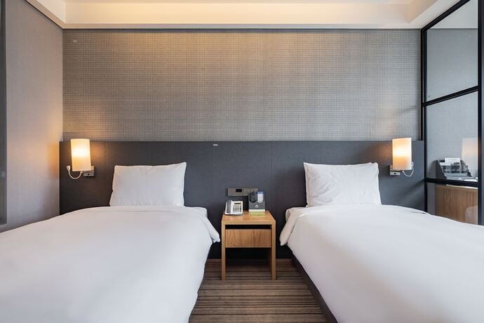 Imagen de la habitación del Hotel Instay. Foto 7