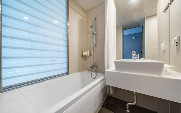 Imagen de la habitación del Hotel Instay. Foto 8