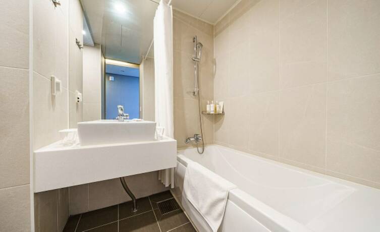 Imagen de la habitación del Hotel Instay. Foto 9