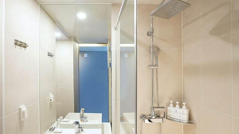 Imagen de la habitación del Hotel Instay. Foto 12