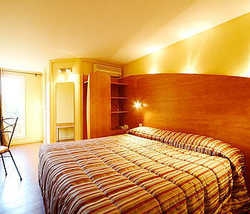 Imagen de la habitación del Hotel Inter-Hotel La Cristole. Foto 4