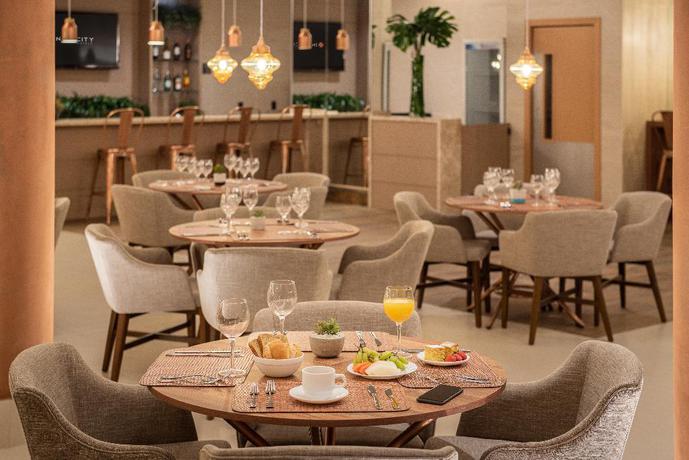 Imagen del bar/restaurante del Hotel Intercity Curitiba Batel. Foto 4