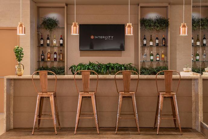 Imagen del bar/restaurante del Hotel Intercity Curitiba Batel. Foto 5
