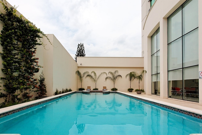 Imagen de la piscina del Hotel Intercity Hotels San Pedro Sula. Foto 17