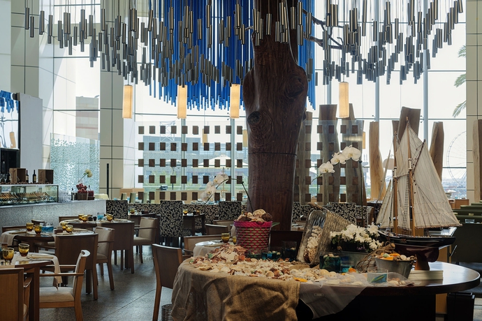 Imagen del bar/restaurante del Hotel Intercontinental Dubai Festival City, An Ihg. Foto 2