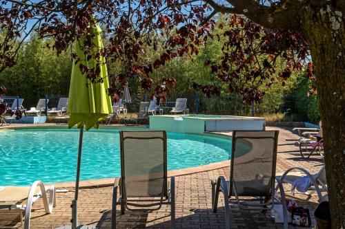Imagen de la piscina del Hotel Inter-hotel Annonay Est La Siesta. Foto 18