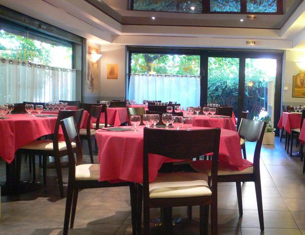 Imagen del bar/restaurante del Hotel Inter-hotel Parc Des Expositions. Foto 2
