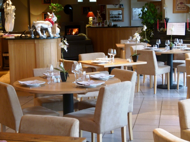 Imagen del bar/restaurante del Hotel Inter-hotel Salers Le Gerfaut. Foto 2