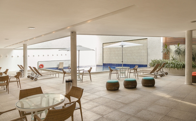 Imagen de la piscina del Hotel Internacional Palace. Foto 12