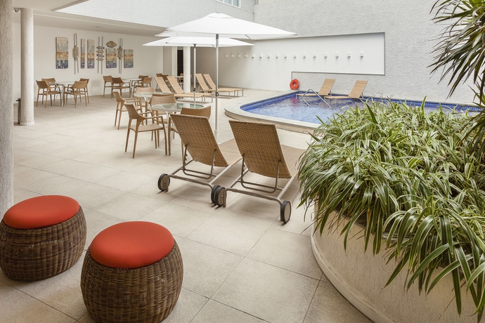 Imagen de la piscina del Hotel Internacional Palace. Foto 13