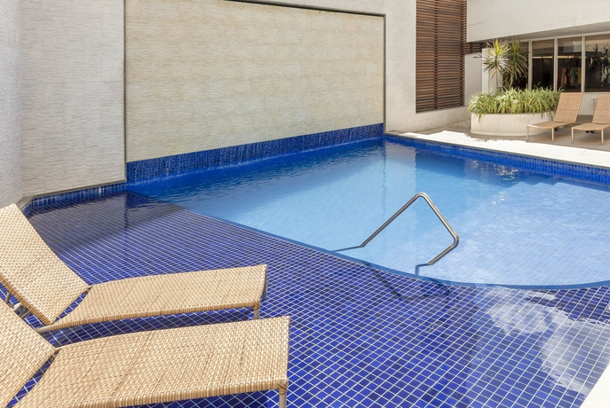 Imagen de la piscina del Hotel Internacional Palace. Foto 14