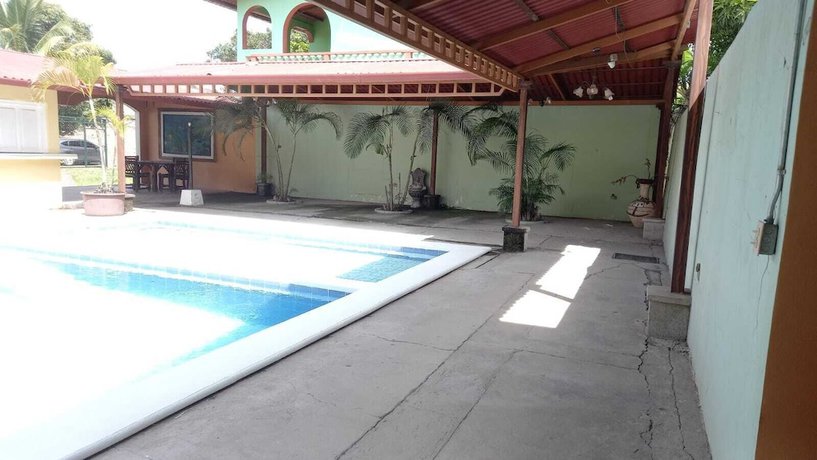 Imagen de la piscina del Hotel Internacional Palmerola. Foto 11