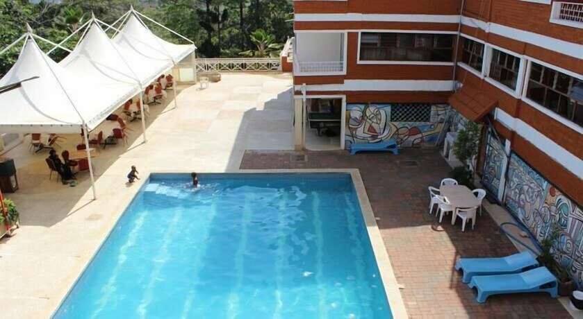 Imagen de la piscina del Hotel International 2000. Foto 23