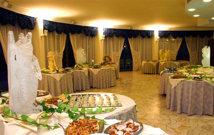 Imagen de la piscina del Hotel International, Acquaviva Picena. Foto 15