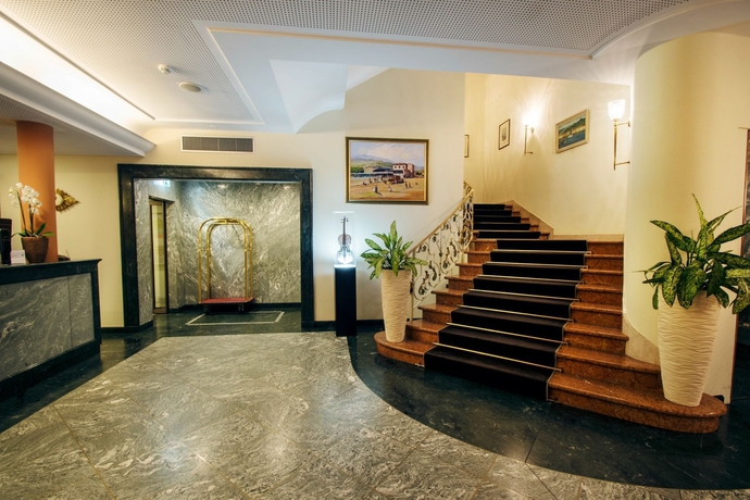 Imagen de los interiores del Hotel International Au Lac Historic Lakeside. Foto 16