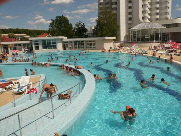 Imagen de la piscina del Hotel International Baile Felix. Foto 17