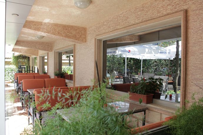 Imagen del bar/restaurante del Hotel International, Fier. Foto 2