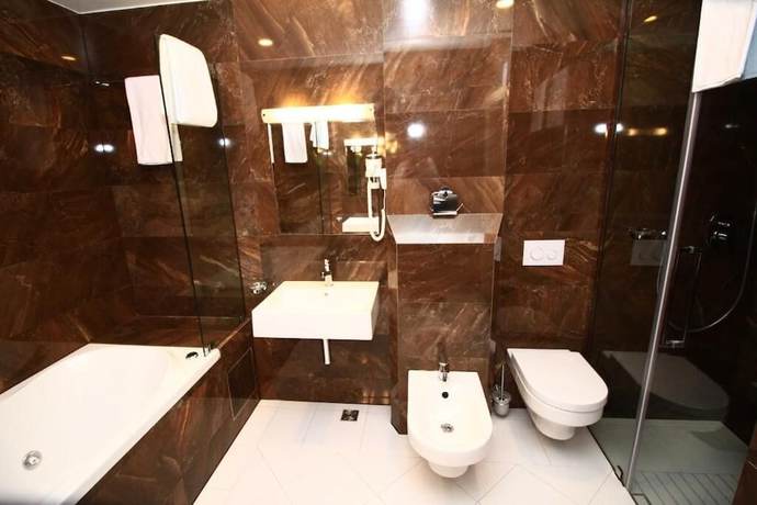 Imagen de la habitación del Hotel International Prishtina. Foto 4
