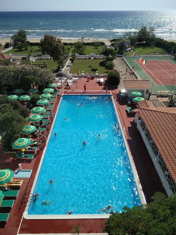 Imagen de la piscina del Hotel International Resort. Foto 13