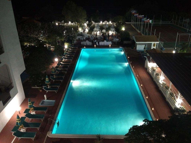 Imagen de la piscina del Hotel International Resort. Foto 18