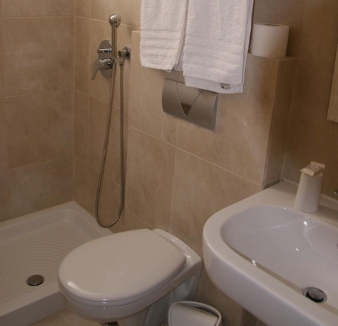 Imagen de la habitación del Hotel International, Rodas Town. Foto 4