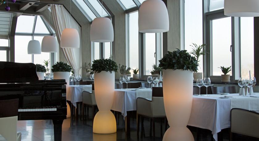 Imagen del bar/restaurante del Hotel International Sayen. Foto 3