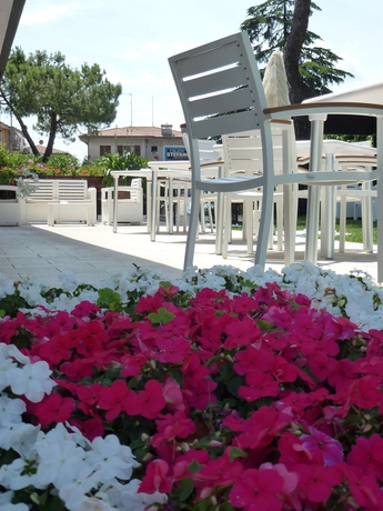 Imagen de los exteriores del Hotel International, Sirmione. Foto 10