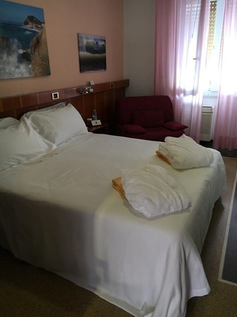 Imagen de la habitación del Hotel Internazionale, FINALE LIGURE. Foto 13